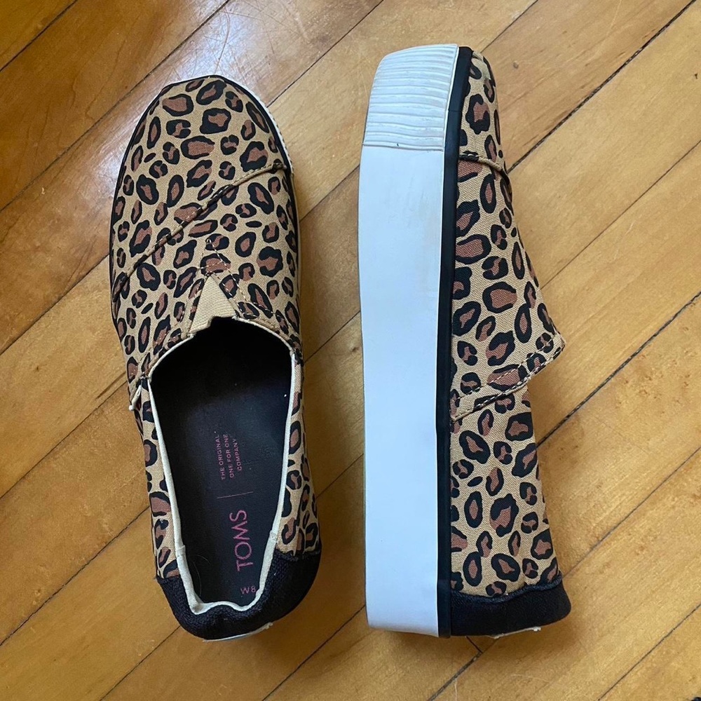 Tom’s leopard printed canvas platform women’s US size 8